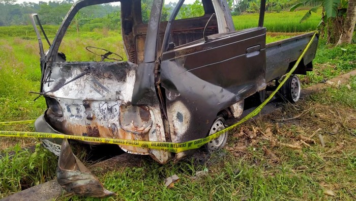 Warga bakar mobil milik diduga pelaku pencurian kerbau di Pandeglang, Banten.