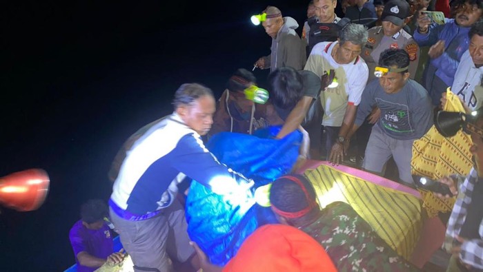 Warga mengevakuasi jasad anggota BPD di Halsel yang tewas diterkam buaya.