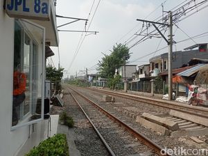 Sebelum Pelajar Tawuran Tertabrak KRL, Penjaga Pelintasan Sempat Teriak