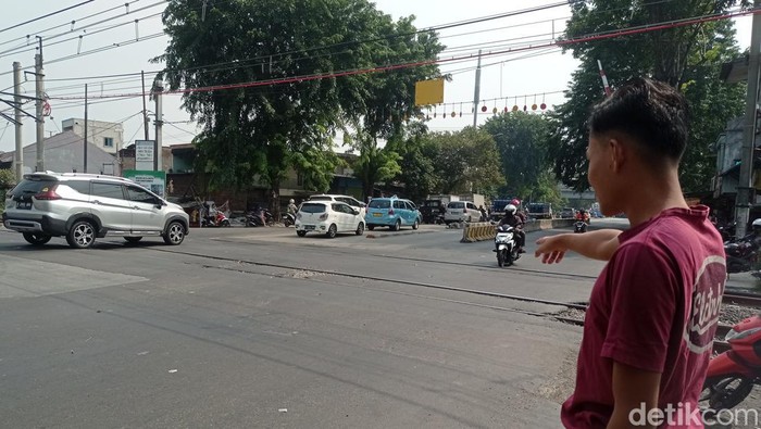 Warga mengungkap kesaksiannya detik-detik pelajar SMA tewas tertabrak KRL saat tawuran di perlintasan Kedoya, Jakarta Barat, pada Kamis (18/7/2024) kemarin.