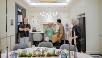 Lewat ‘The House Within’ ini juga untuk mengajak para penggemar desain interior, pemilik rumah, dan para profesional untuk merasakan perjalanan memukau melalui konsep desain inovatif dan teknik konstruksi.