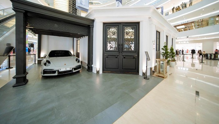 Wow! Ada Instalasi Rumah Mewah di Dalam Mal Sebuah pameran yang menunjukkan Kemegahan βThe House Withinβ karya Lifetime Design ada di tengah atrium utama pusat perbelanjaan Senayan City, Jakarta. Ada apa sih?