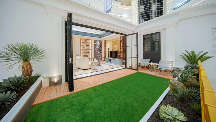 Sebuah pameran yang menunjukkan Kemegahan ‘The House Within’ karya Lifetime Design ada di tengah atrium utama pusat perbelanjaan Senayan City, Jakarta. Ada apa sih?