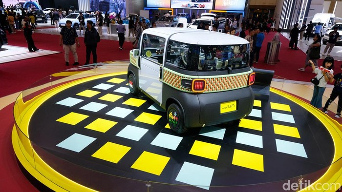 Dalam GIIAS 2024, PT Astra Daihatsu Motor (ADM) mengusung tema Grow For Better Tomorrow. Senada dengan tema itu, Daihatsu memamerkan mobil listrik konsep me:Mo.