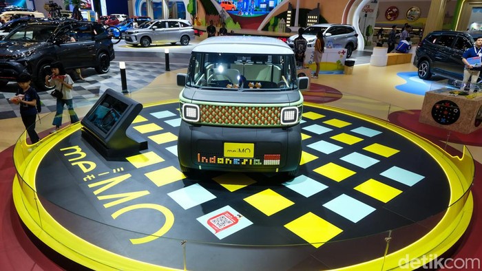 Dalam GIIAS 2024, PT Astra Daihatsu Motor (ADM) mengusung tema Grow For Better Tomorrow. Senada dengan tema itu, Daihatsu memamerkan mobil listrik konsep me:Mo.