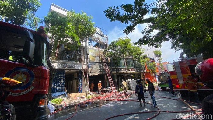 10 Unit mobil PMK meluncur ke Toko furniture Sumber Rejeki di Jalan Kertajaya No 54