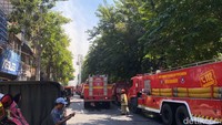 Lebih dari dua jam petugas kebakaran akhirnya bisa memadamkan api.