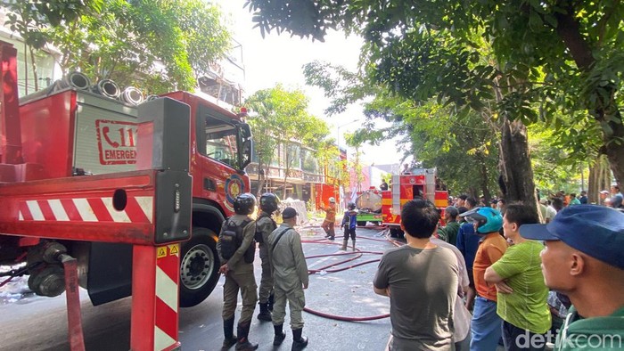 10 Unit mobil PMK meluncur ke Toko furniture Sumber Rejeki di Jalan Kertajaya No 54