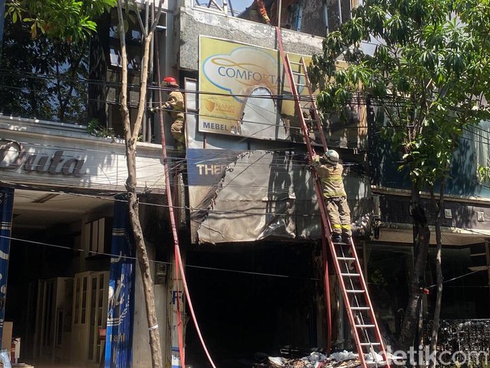 10 Unit mobil PMK meluncur ke Toko furniture Sumber Rejeki di Jalan Kertajaya No 54