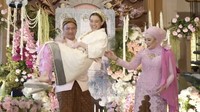 Pada momen ini Mudji diminta menggendong keponakannya itu menuju tempat mengganti baju. Mudji sambil tersenyum mengaku masih kuat menggendong keponakannya itu. Foto: dok. Channel YouTube Thariq Halilintar