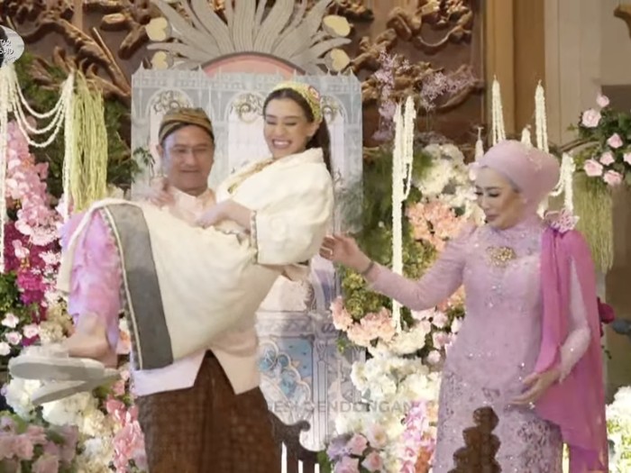 Aaliyah Massaid Momen siraman Aaliyah Massaid