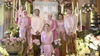 Kali ini keluarga memakai baju serba pink. Aaliyah Massaid tersenyum didampingi oleh dua ibunya, Reza Artamevia serta Angelina Sondakh, Mudji Massaid, Zahwa dan Keanu. Foto: dok. Channel YouTube Thariq Halilintar