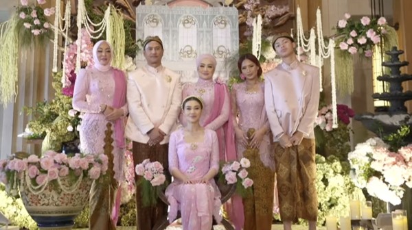 Senyum Aaliyah Didampingi 2 Ibu dan Digendong Mudjie Massaid Saat Siraman