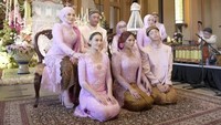 Setelah menggelar pengajian, prosesi jelang pernikahan Aaliyah Massaid dan Thariq Halilintar dilanjutkan dengan siraman. Foto: dok. Channel YouTube Thariq Halilintar