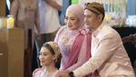 Senyum Aaliyah Didampingi 2 Ibu dan Digendong Mudjie Massaid Saat Siraman