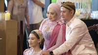 Aaliyah Massaid foto bersama dengan ibunda, Reza Artamavia serta Mudji, adik dari Adjie Massaid yang nanti akan menjadi wali nikahnya. Foto: dok. Channel YouTube Thariq Halilintar