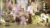 Reza Artamevia menyiramkan air yang berasal dari 7 sumur pilihan. Foto: dok. Channel YouTube Thariq Halilintar