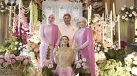 Meski tak ada sosok ayah, Adjie Massaid, Aaliyah di kelilingi keluarga yang sangat menyayanginya. Foto: dok. Channel YouTube Thariq Halilintar