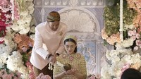 Kemudian, dilanjutkan oleh Mudji Massaid yang menyiramkan air ke Aaliyah Massaid. Foto: dok. Channel YouTube Thariq Halilintar