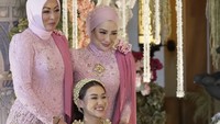 Aaliyah menggenggam tangan Reza Artamevia dan Angelina Sondakh, dua orang ibu yang menjaga serta mengasuhnya hingga sekarang. Foto: dok. Channel YouTube Thariq Halilintar