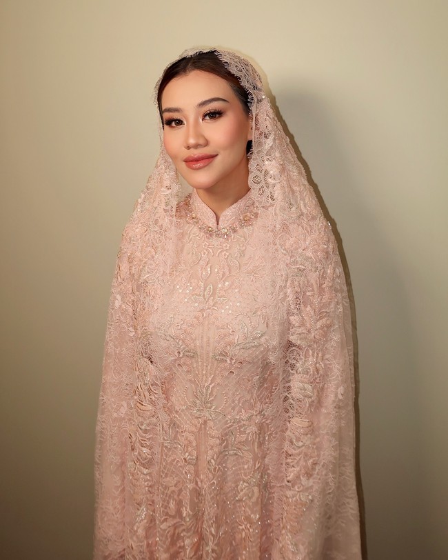 Aaliyah Massaid akan segera menikah dengan Thariq Halilintar. Menuju hari bahagianya, anak mendiang Adjie Massaid tersebut menggelar pengajian hari ini.  Foto: Instagram