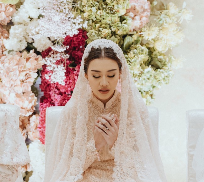 Putri kedua penyanyi Reza Artamevia tersebut juga melengkapi penampilannya dengan kerudung yang serasi. Outfit-nya datang dari brand lokal Lace by Artkea. Foto: Instagram