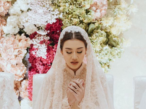 Gaya Aaliyah Massaid Saat Pengajian Sebelum Menikah, Cantik Serba Peach