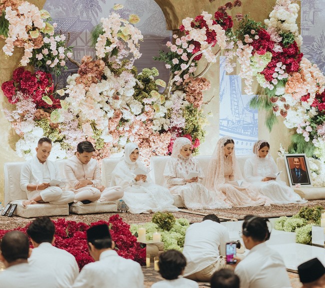 Dalam video yang disiarkan langsung di YouTube Thariq Halilintar, Aaliyah terlihat cantik mengenakan dress berlapis brokat warna pink muda.  Foto: Instagram