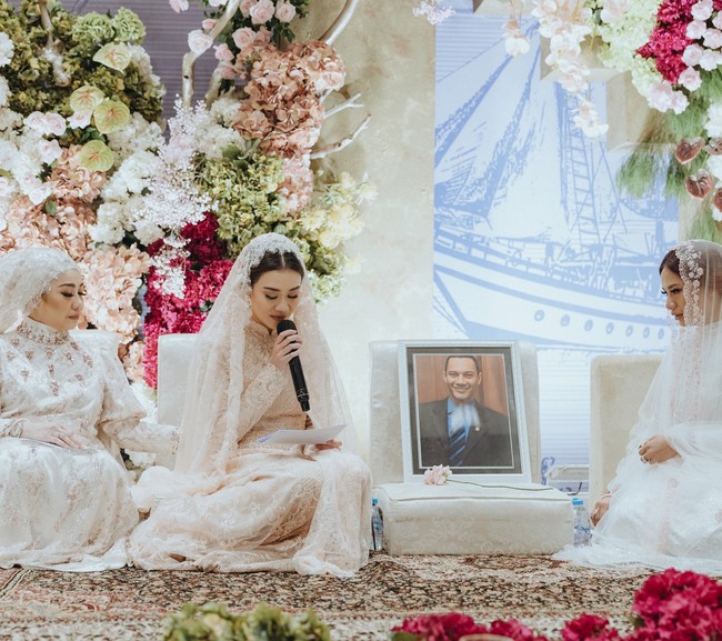 Dalam kesempatan tersebut, kedua calon mempelai memohon doa restu sekaligus meminta maaf kepada orang tua. Aaliyah pun menyertakan ayahnya yang sudah berpulang dengan menghadirkan foto aktor juga politisi itu.  Foto: Instagram