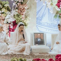 Dalam kesempatan tersebut, kedua calon mempelai memohon doa restu sekaligus meminta maaf kepada orang tua. Aaliyah pun menyertakan ayahnya yang sudah berpulang dengan menghadirkan foto aktor juga politisi itu.  Foto: Instagram