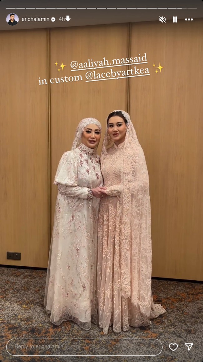 Begini gayanya saat berpose dengan sang ibu. Foto: Instagram