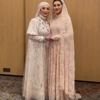 Begini gayanya saat berpose dengan sang ibu. Foto: Instagram