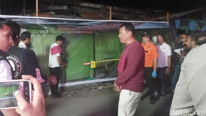 Adegan saat memeragakan Sempurna Pasaribu pulang ke rumahnya. (Foto: Finta Rahyuni/detikSumut).