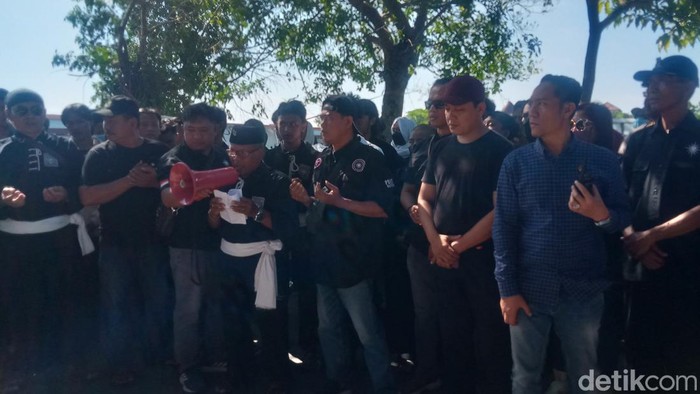Aksi solidaritas Pesilat PSHT di lokasi pembacokan jalan Cokro-Delanggu, Klaten, Sabtu (20/7/2024).