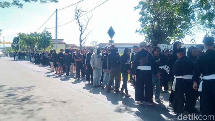 Aksi solidaritas Pesilat PSHT di lokasi pembacokan Jalan Cokro-Delanggu, Klaten.
