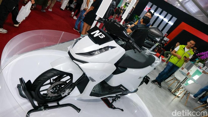 Alva akhirnya memiliki motor listrik dengan harga terjangkau. Hadir pada pameran GIIAS 2024 di ICE BSD City, Tangerang, Alva merilis motor seri N3.