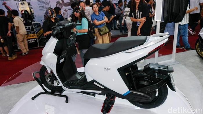 Alva Rilis Motor Listrik N3, Harga Rp 11 Jutaan Alva akhirnya memiliki motor listrik dengan harga terjangkau. Hadir pada pameran GIIAS 2024 di ICE BSD City, Tangerang, Alva merilis motor seri N3.