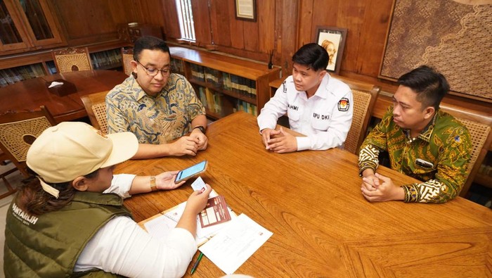 Mantan Gubernur DKI Jakarta, Anies Baswedan, mengikuti proses pencocokan dan penelitian (coklit) data pemilih yang dilakukan KPU Jakarta. Setelah coklit tersebut, Anies resmi terdaftar sebagai pemilih Pilkada 2024.