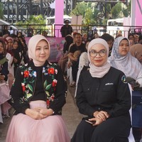 Atalia memadukan jaketnya dengan rok lipit warna pink pastel yang memberi kesan feminin. Dia juga memakai hijab berwarna senada. Foto: Septian Bima Bagaskara/DetikJabar