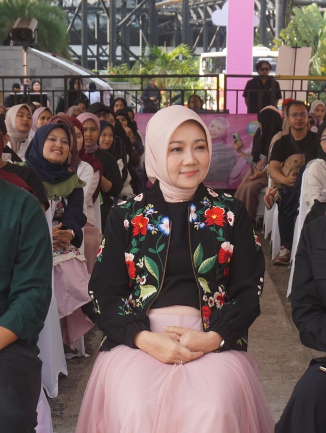 Atalia memadukan jaketnya dengan rok lipit warna pink pastel yang memberi kesan feminin. Dia juga memakai hijab berwarna senada. Foto: Septian Bima Bagaskara/DetikJabar
