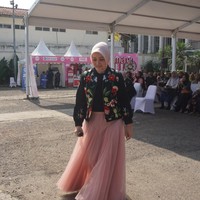 Wanita yang akrab disapa Ibu Cinta ini tampil dengan jaket hitam berhias bordir bunga dan dalaman blouse berwarna senada. Foto: Septian Bima Bagaskara/DetikJabar