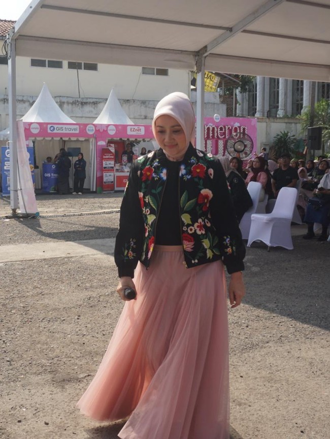 Wanita yang akrab disapa Ibu Cinta ini tampil dengan jaket hitam berhias bordir bunga dan dalaman blouse berwarna senada. Foto: Septian Bima Bagaskara/DetikJabar
