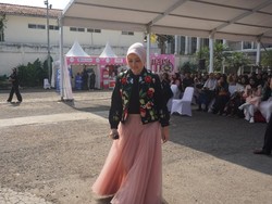 Gaya Atalia Praratya di Audisi Emeron Hijab Hunt 2024, Stylish Berjaket Bunga