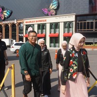 Tokoh masyarakat Atalia Praratya menyaksikan penampilan peserta audisi Emeron Hijab Hunt 2024 yang digelar di Trans Studio Mall, Bandung, Jawa Barat. Istri Ridwan Kamil ini datang untuk memberikan apresiasi dan semangat bagi para kontestan. Foto: Septian Bima Bagaskara/DetikJabar