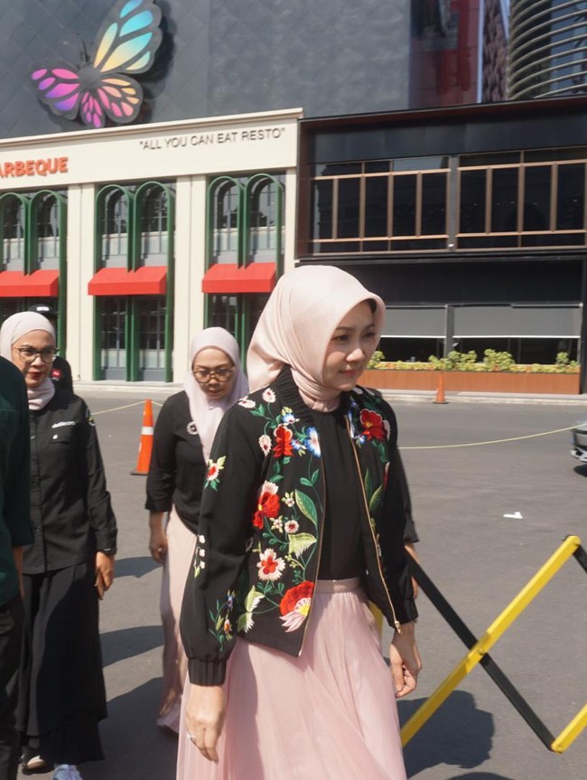 Tokoh masyarakat Atalia Praratya menyaksikan penampilan peserta audisi Emeron Hijab Hunt 2024 yang digelar di Trans Studio Mall, Bandung, Jawa Barat. Istri Ridwan Kamil ini datang untuk memberikan apresiasi dan semangat bagi para kontestan. Foto: Septian Bima Bagaskara/DetikJabar