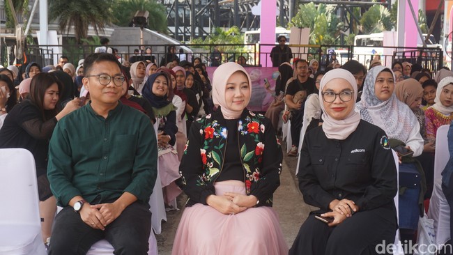 Di momen audisi Emeron Hijab Hunt 2024 di Bandung juga dihadiri oleh Atalia Praratya. Istri Ridwan Kamil ini datang untuk memberikan apresiasi dan semangat bagi para peserta.  Foto: Septian Bima Bagaskara/DetikJabar