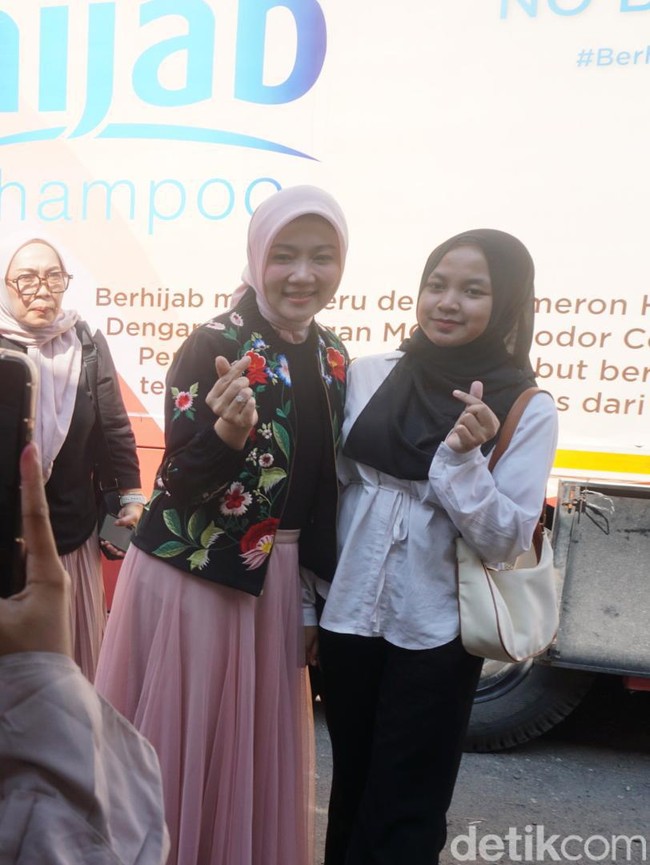 “Saya sendiri mendorong wanita Bandung untuk menunjukkan potensinya. Apalagi yang berhijab. Anggapannya susah cari kerja dan tidak ada ruang. Menunjukkan banyak anak-anak muda menghargai nilai budaya, jelasnya kepada Wolipop di sela-sela audisi, Sabtu (20/7/2024). Foto: Septian Bima Bagaskara/DetikJabar