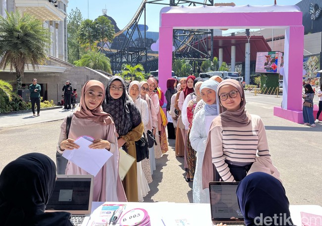 Audisi Emeron Hijab Hunt 2024 telah digelar di Bandung, tepatnya di Trans Studio Mall pada hari Sabtu (20/7/2024) dan Minggu (21/7/2024). Sejumlah muslimah Bandung menunjukkan kecantikan luar dan dalam mereka dengan beragam bakat. Foto: Gresnia/Wolipop.