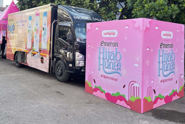 Selama audisi berlangsung, para pengunjung mall, peserta dan penonton audisi juga bisa menikmati fasilitas keramas gratis dari Emeron. Ada truk keramas yang bisa kamu kunjungi sambil mencoba berbagai produk Emeron yang membuat rambut kamu menjadi sehat dan bersinar. Foto: Gresnia/Wolipop.