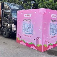 Selama audisi berlangsung, para pengunjung mall, peserta dan penonton audisi juga bisa menikmati fasilitas keramas gratis dari Emeron. Ada truk keramas yang bisa kamu kunjungi sambil mencoba berbagai produk Emeron yang membuat rambut kamu menjadi sehat dan bersinar. Foto: Gresnia/Wolipop.